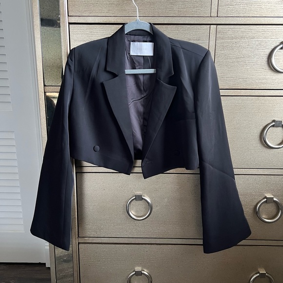 Meshki Luella crop flare sleeve black blazer - Picture 2 of 5
